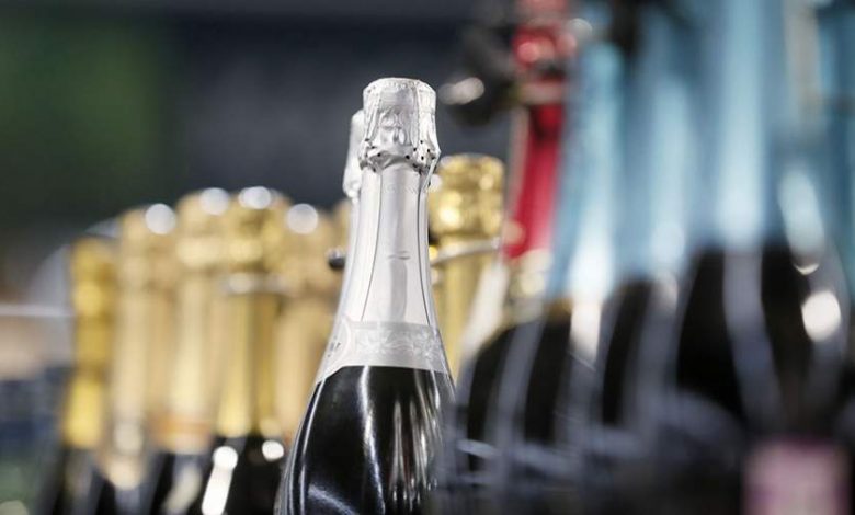 Фото - Эксперт предсказала подорожание шампанского и икры к Новому году
